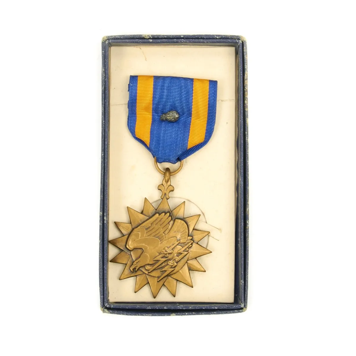Original U.S. Vietnam War 1st Air Cavalry Helicopter Gunner Pilot Knife and Air Medal Grouping