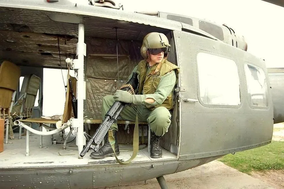 Original U.S. Vietnam War 1st Cavalry Division Helicopter Door Gunner APH-6A Flight Helmet